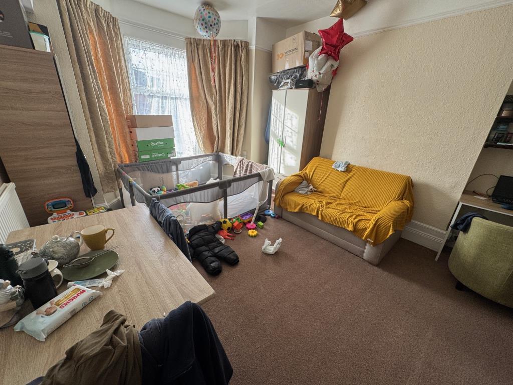 Lot: 135 - FREEHOLD INVESTMENT OF THREE FLATS - First floor flat living room